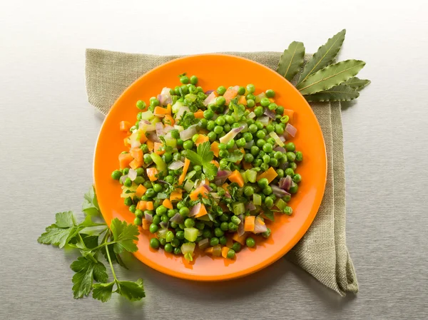 Ensalada con guisantes zanahorias y cebollas salteadas, comida saludable — Foto de Stock
