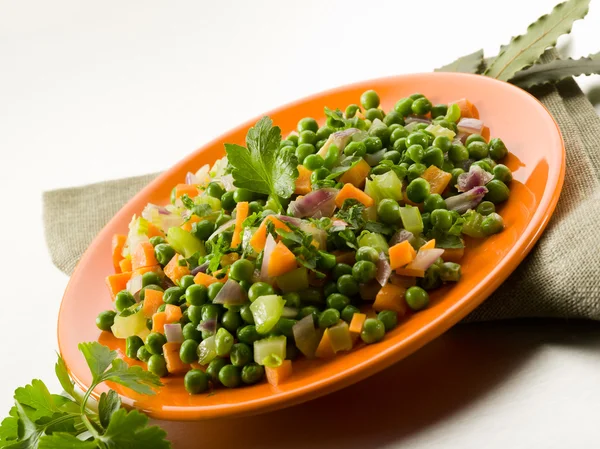 Bezelye havuç ve soğan Sotesi, sağlıklı gıda ile salata — Stok fotoğraf