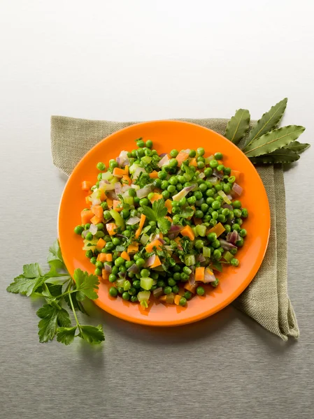 Salat mit Erbsen, Möhren und Zwiebeln, gesundes Essen — Stockfoto