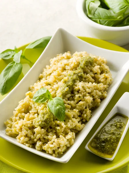 Risotto con salsa de pesto —  Fotos de Stock