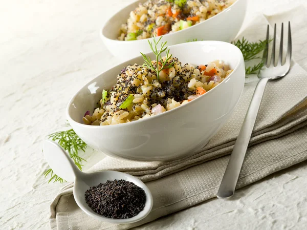 Risotto com sementes de papoila e cenouras, alimentos saudáveis — Fotografia de Stock
