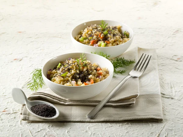 Risotto con semillas de amapola y zanahorias, comida saludable —  Fotos de Stock