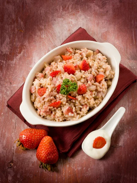 Risotto with strawberries and cream sauce — Stock Photo, Image