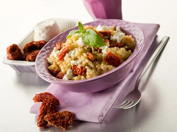 Brązowy ryż z ricottą i suszonymi pomidorami — Zdjęcie stockowe