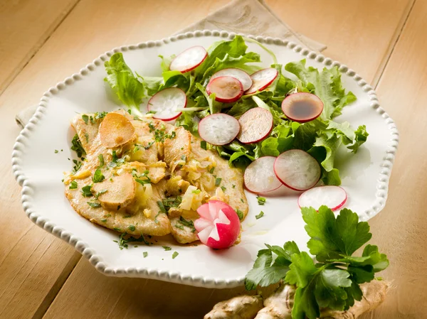 Chuleta con ensalada de jengibre verde y rábano — Foto de Stock