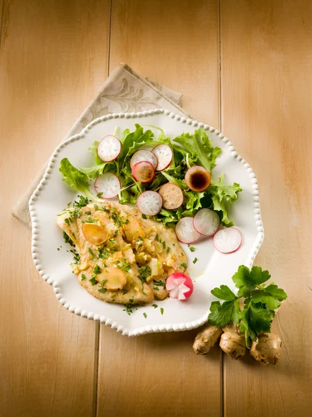 Kotlett med ingefära grön sallad och rädisor — Stockfoto