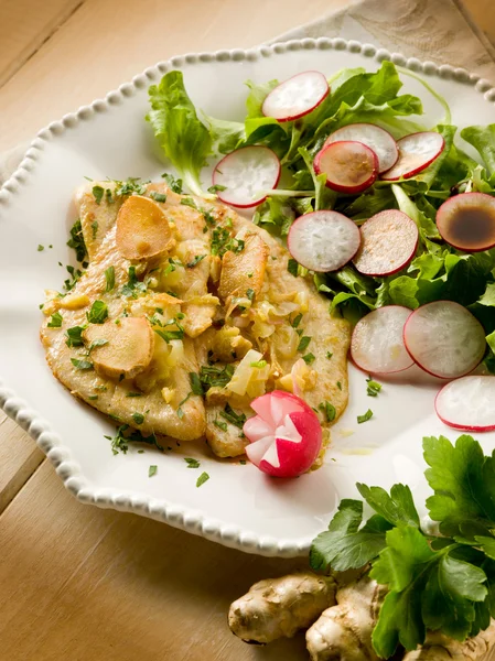 Kotelet met gember groene salade en radijs — Stockfoto