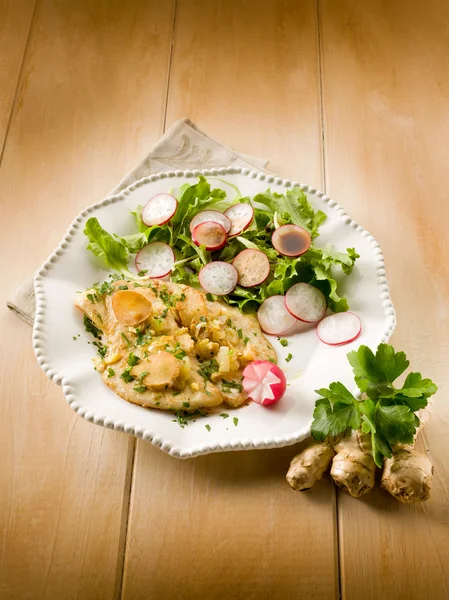 Kotlett med ingefära grön sallad och rädisor — Stockfoto