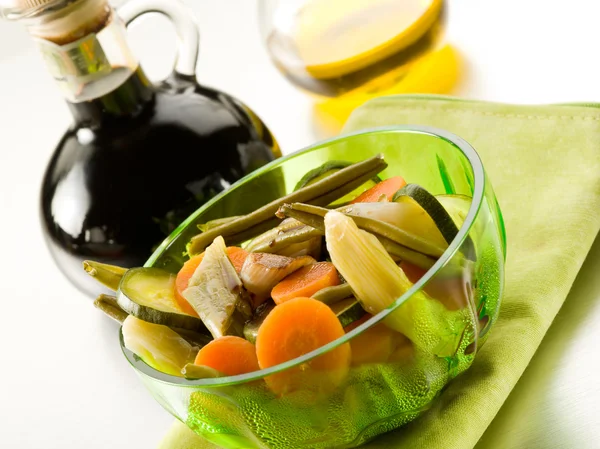 Salada de legumes cozidos no vapor com vinagre balsâmico — Fotografia de Stock