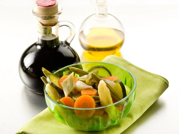 Steamed vegetables salad with balsamic vinegar — Stock Photo, Image
