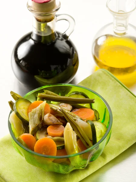 Steamed vegetables salad with balsamic vinegar — Stock Photo, Image