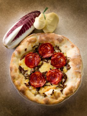 sıcak salam ve scamorza peynirli pizza