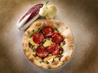 sıcak salam ve scamorza peynirli pizza