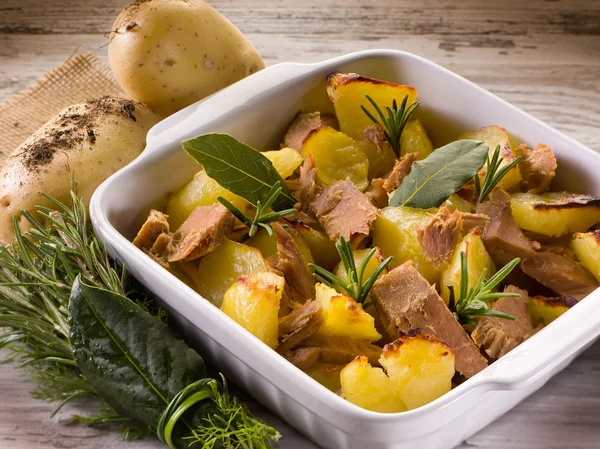 Rostad potatis med tonfisk och rosmarin — Stockfoto