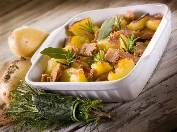 Roasted potatoes with tuna and rosemary — Stock Photo, Image