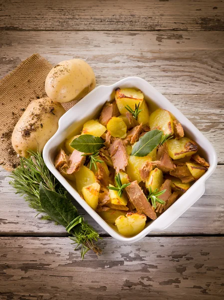 Жареный картофель с тунцом и розмарином — стоковое фото