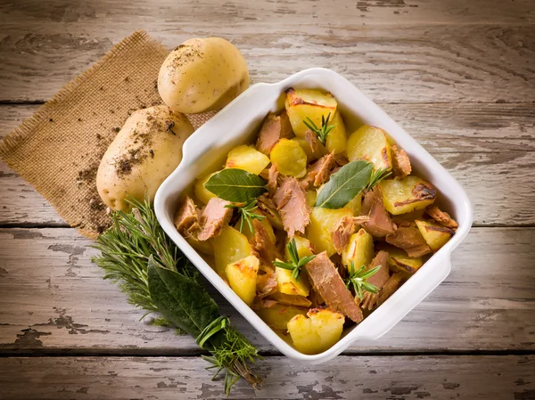 Rostad potatis med tonfisk och rosmarin — Stockfoto