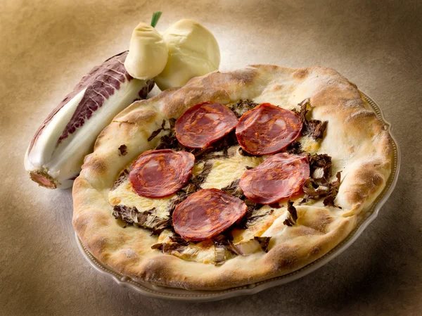 sıcak salam ve scamorza peynirli pizza