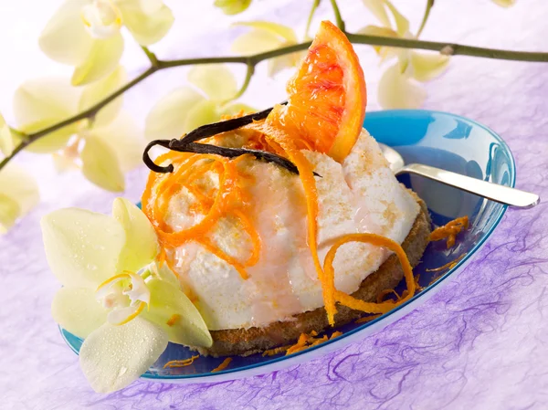 Десерт рикотта с апельсином и ванилью — стоковое фото