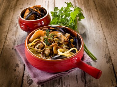 Spaghetti with seafood and mushrooms clipart