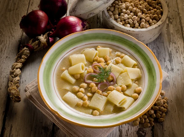 Sopa com grão de bico e macarrão — Fotografia de Stock