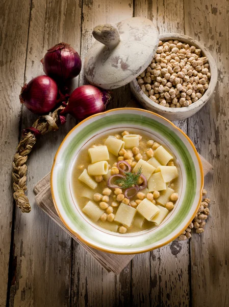 Sopa con garbanzos y pasta — Foto de Stock