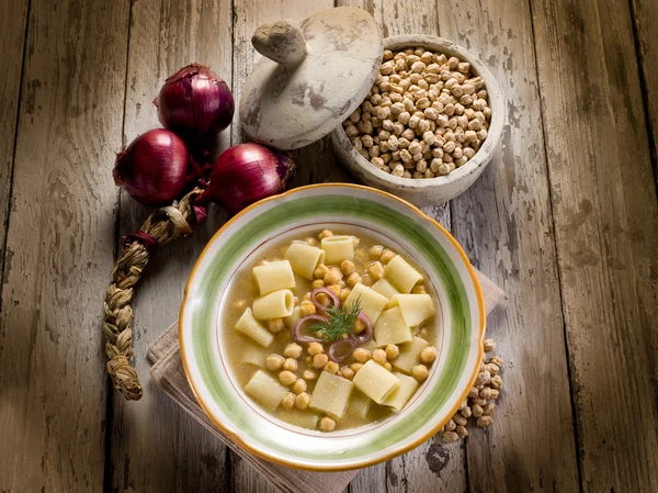Sopa com grão de bico e macarrão — Fotografia de Stock