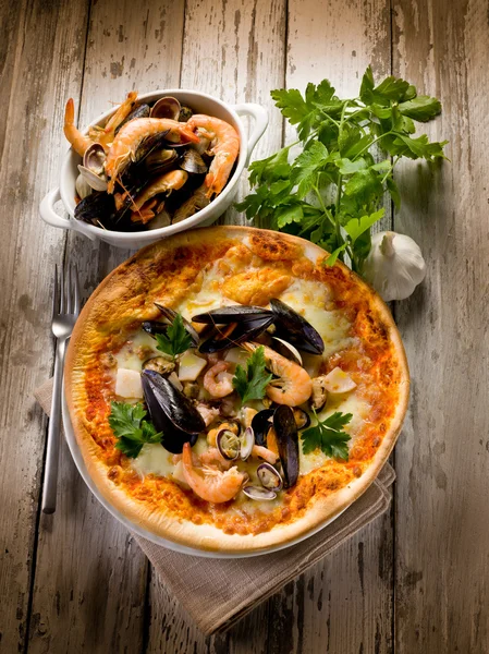 Deniz meyve ile pizza — Stok fotoğraf