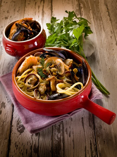 Špagety s mořskými plody a houby — Stock fotografie