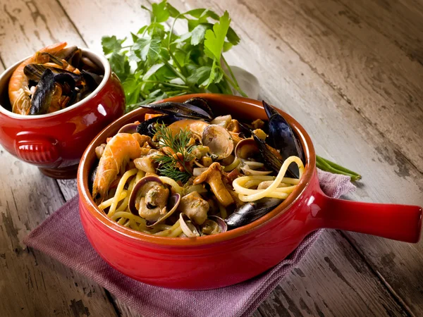 Spaghetti met zeevruchten en paddestoelen — Stockfoto