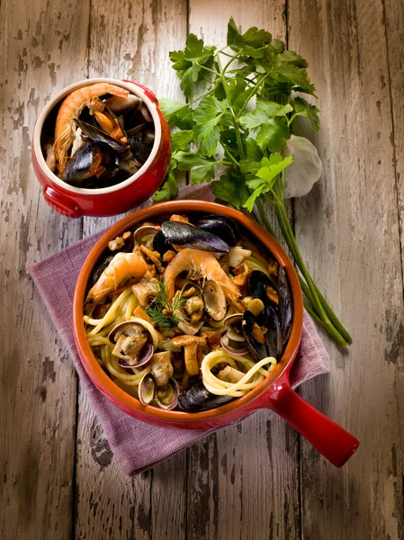 Espaguete com frutos do mar e cogumelos — Fotografia de Stock