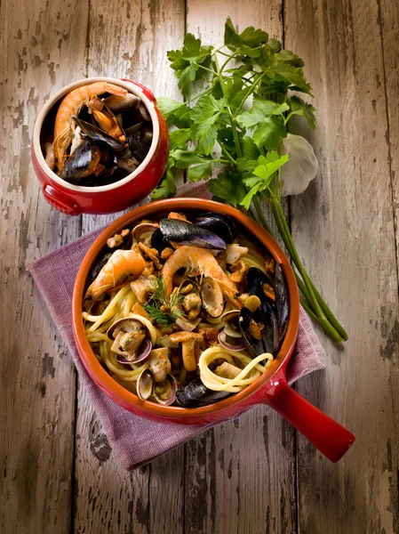 Spaghetti met zeevruchten en paddestoelen — Stockfoto