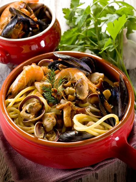 Spaghetti met zeevruchten en paddestoelen — Stockfoto