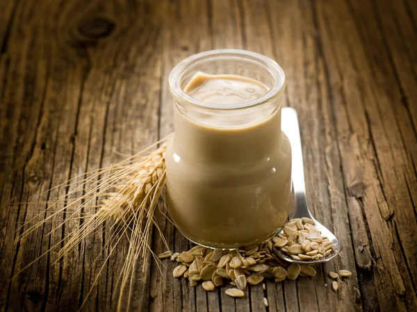 Йогурт с зерновыми — стоковое фото
