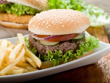 Sandviç hamburger ve patates kızartması ile