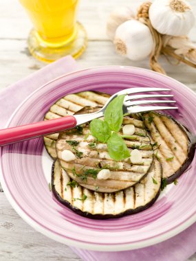 zeytinyağı ve sarımsak ile ızgara patlıcan