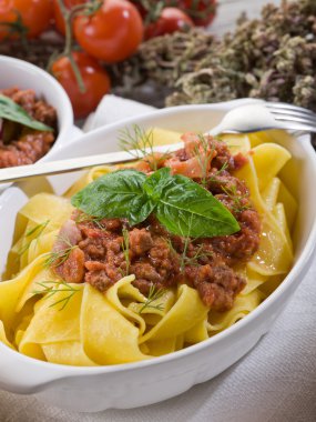 Pappardelle'i bolognese yahni sos ve fesleğen yaprağı