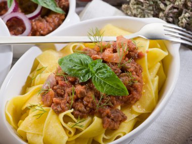 Pappardelle'i bolognese yahni sos ve fesleğen yaprağı