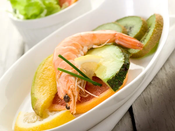 Appetizer with shrimp over slice grapefruit, mango avocado and — Stock Photo, Image