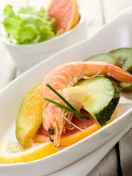 Appetizer with shrimp over slice grapefruit, mango avocado and — Stock Photo, Image