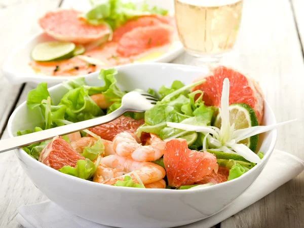 Garnelensalat mit Scheiben Grapefruit und Salat — Stockfoto