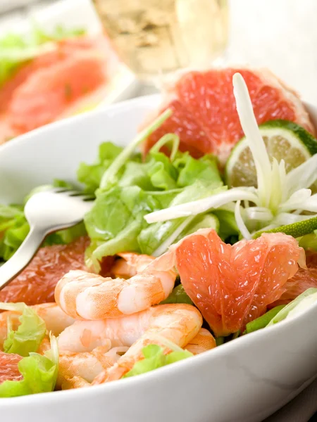Shrimp salad with slice grapefruit and lettuce — Stock Photo, Image