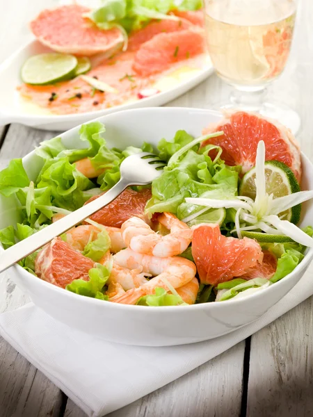 Garnelensalat mit Scheiben Grapefruit und Salat — Stockfoto