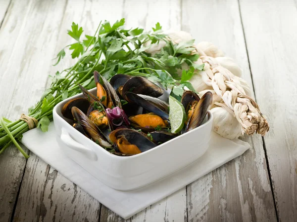 Mussel soup on bowl with parsley and garlic — Stock Photo, Image