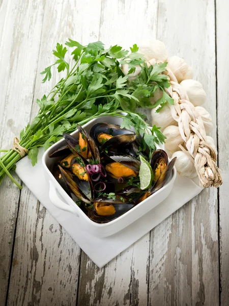 Musselsoppa på skål med persilja och vitlök — Stockfoto