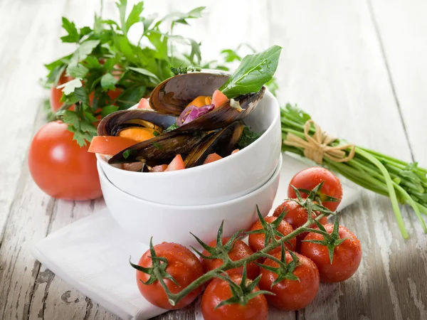 スライス新鮮なトマトとムール貝 — ストック写真