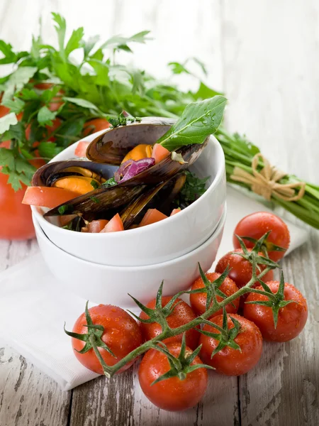 Mussla med skiva färska tomater — Stockfoto