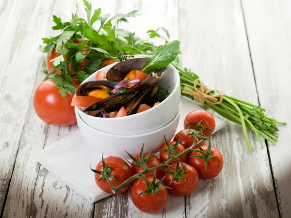 Mussel with slice fresh tomatoes — Stock Photo, Image