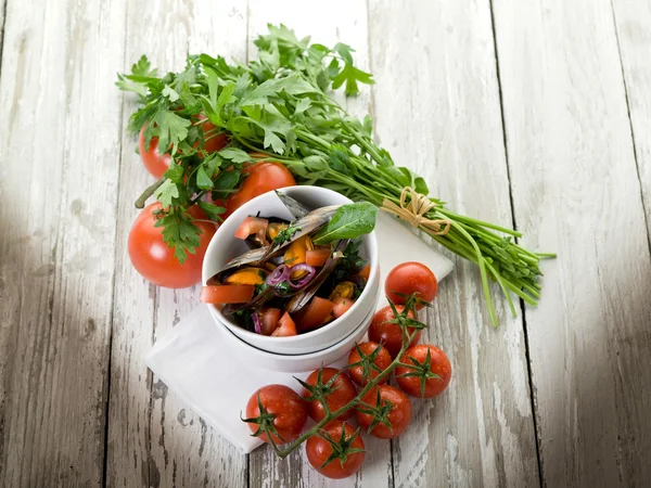 Mejillón con rodajas de tomates frescos — Foto de Stock