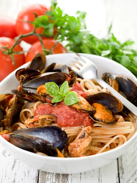 ムール貝とトマト ソースのパスタ — ストック写真